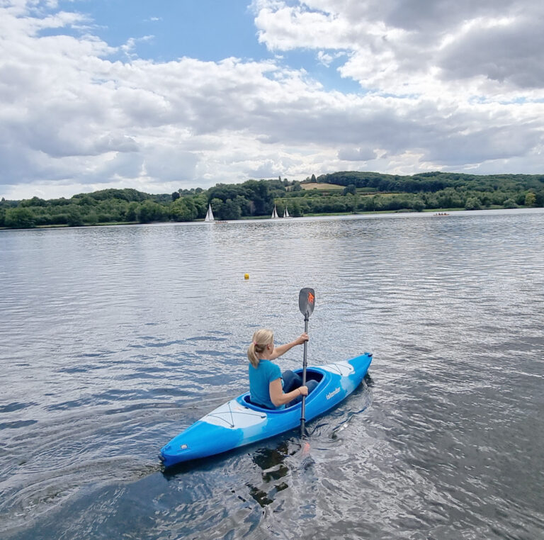 Paddlerin auf dem See